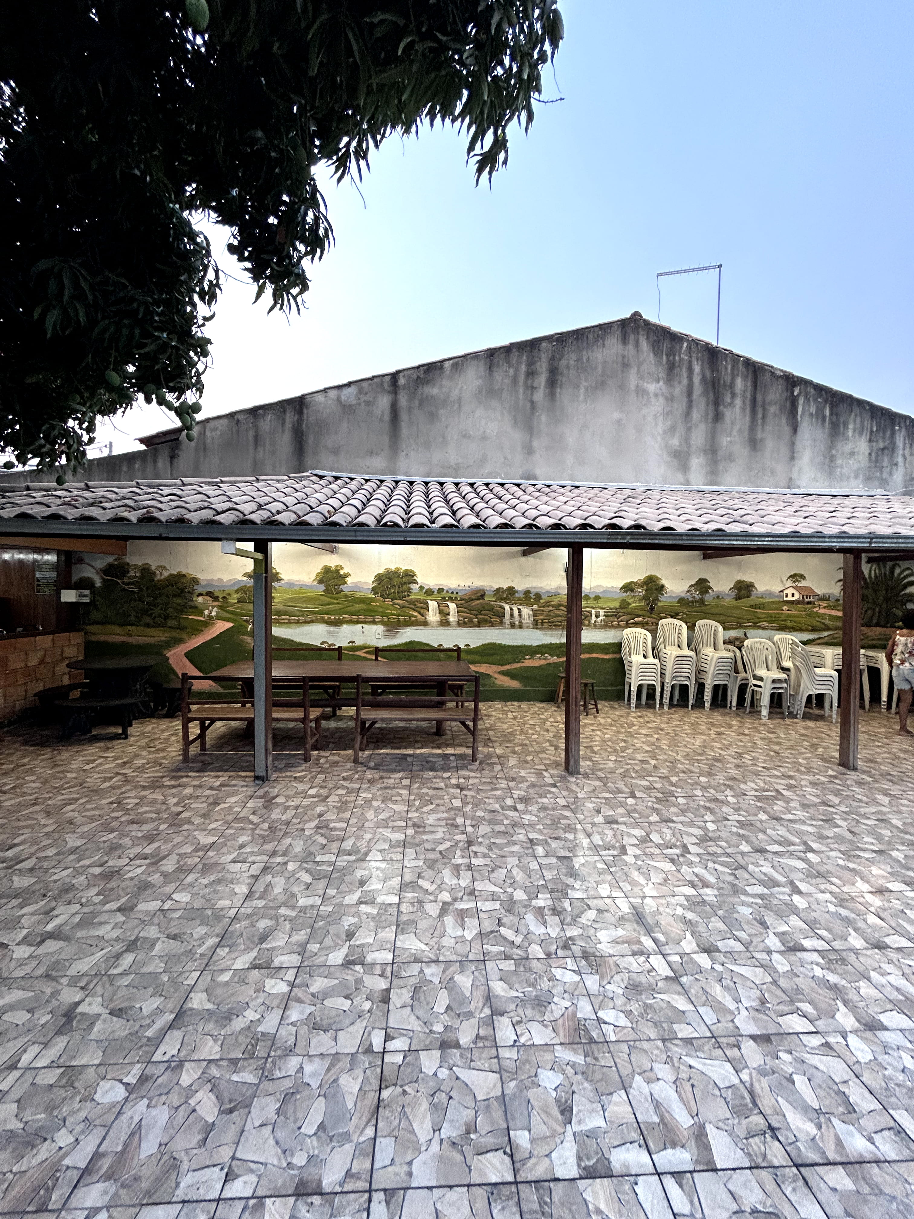 Área coberta frontal